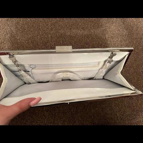 Timeless Elegance: Vintage White Clutch – Your Fashion Statement Piece - Picture 3 of 3